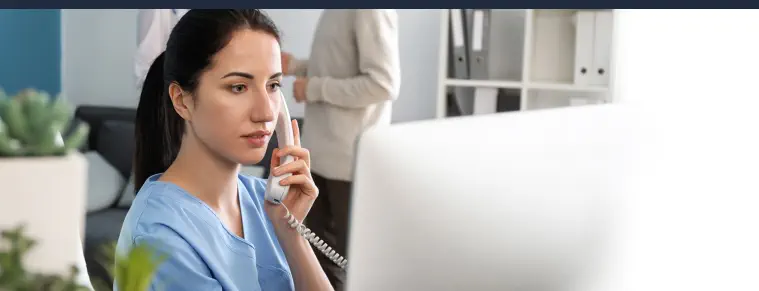 Recepcionista Clínica Estética Atendiendo al Teléfono Recepcionista Clínica Estética Atendiendo al Teléfono